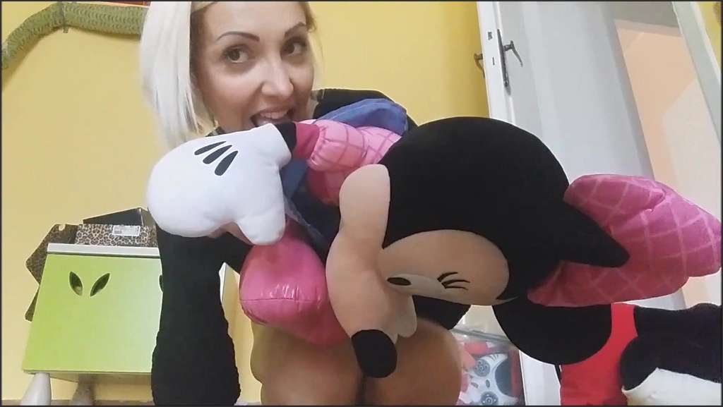 Chantal Channel wird das Girl geil und fickt ihn im Grünen