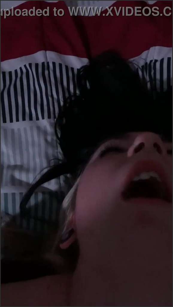 Charli Damelio masturbiert am Pool und ist fickbereit